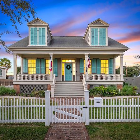 فيلا Historic 1871 Coastal Breeze With Heated Pool - Restoring غالفيستون، تكساس المظهر الخارجي الصورة