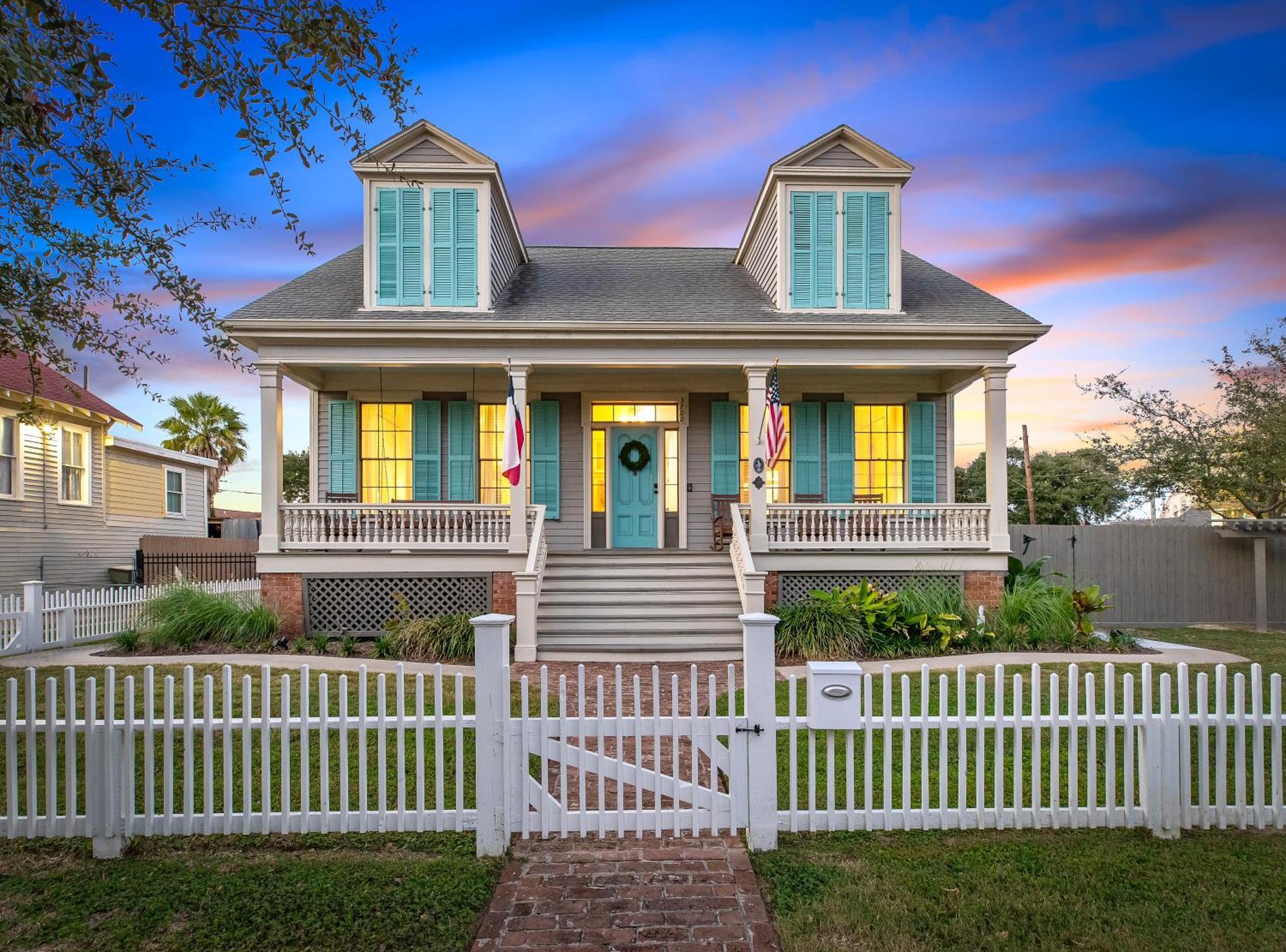 فيلا Historic 1871 Coastal Breeze With Heated Pool - Restoring غالفيستون، تكساس المظهر الخارجي الصورة