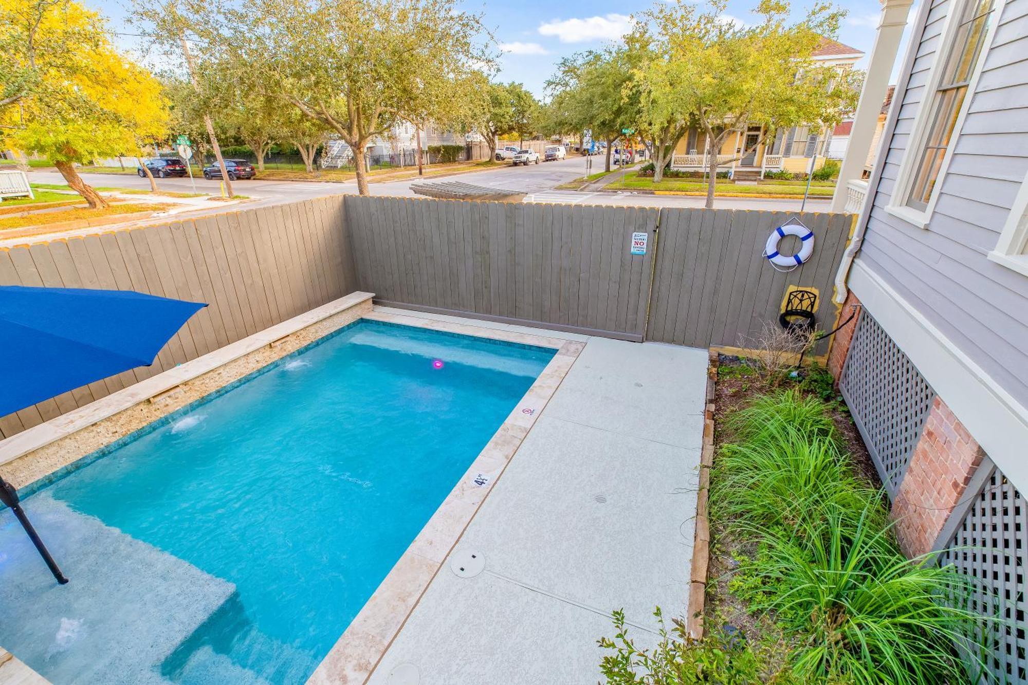 فيلا Historic 1871 Coastal Breeze With Heated Pool - Restoring غالفيستون، تكساس المظهر الخارجي الصورة
