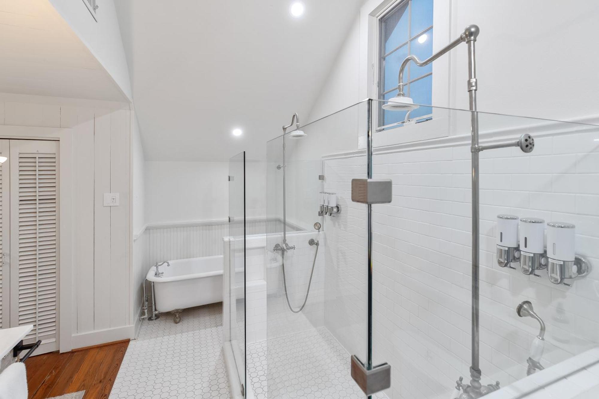 فيلا Historic 1871 Coastal Breeze With Heated Pool - Restoring غالفيستون، تكساس المظهر الخارجي الصورة