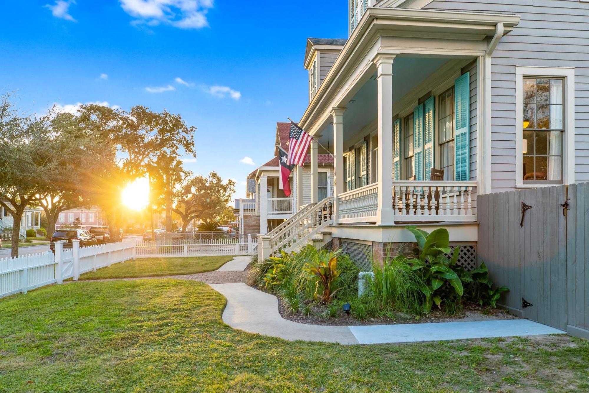 فيلا Historic 1871 Coastal Breeze With Heated Pool - Restoring غالفيستون، تكساس المظهر الخارجي الصورة